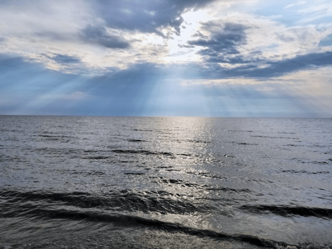 20180804.beach.sunrays.2