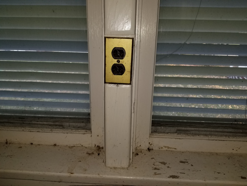 20180825.storage.house.window.outlet