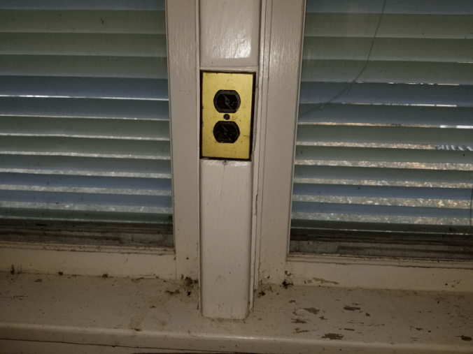 20180825.storage.house.window.outlet